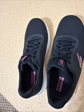 Skechers Women's Black Athletic Sneakers with Pink Accents SIZE 5.5
